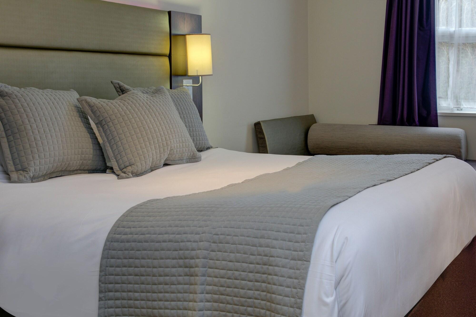 Premier Inn Huddersfield West Экстерьер фото