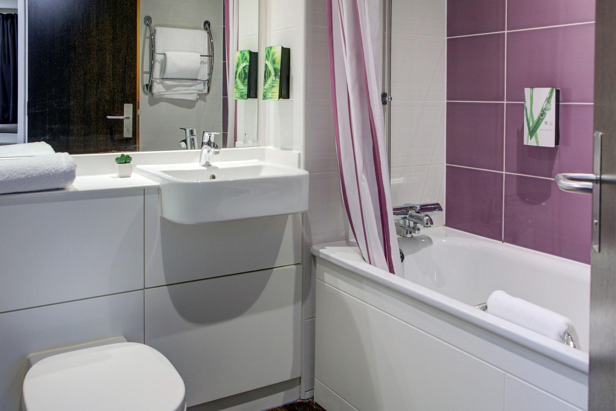 Premier Inn Huddersfield West Экстерьер фото