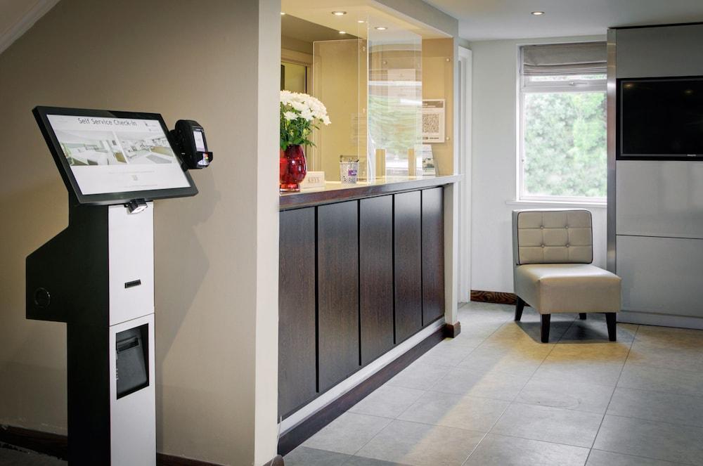 Premier Inn Huddersfield West Экстерьер фото