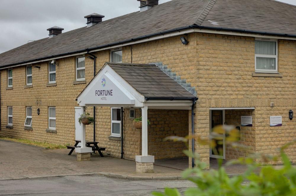 Premier Inn Huddersfield West Экстерьер фото