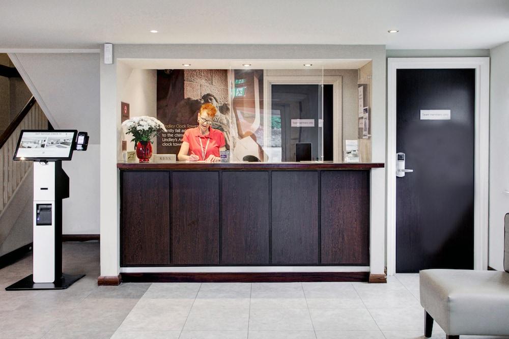 Premier Inn Huddersfield West Экстерьер фото