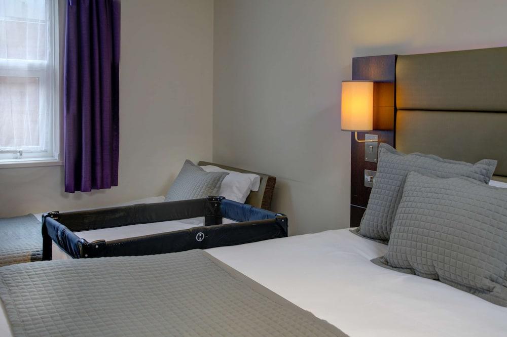Premier Inn Huddersfield West Экстерьер фото