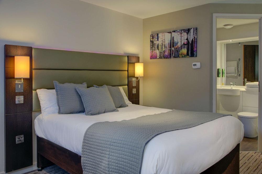 Premier Inn Huddersfield West Экстерьер фото