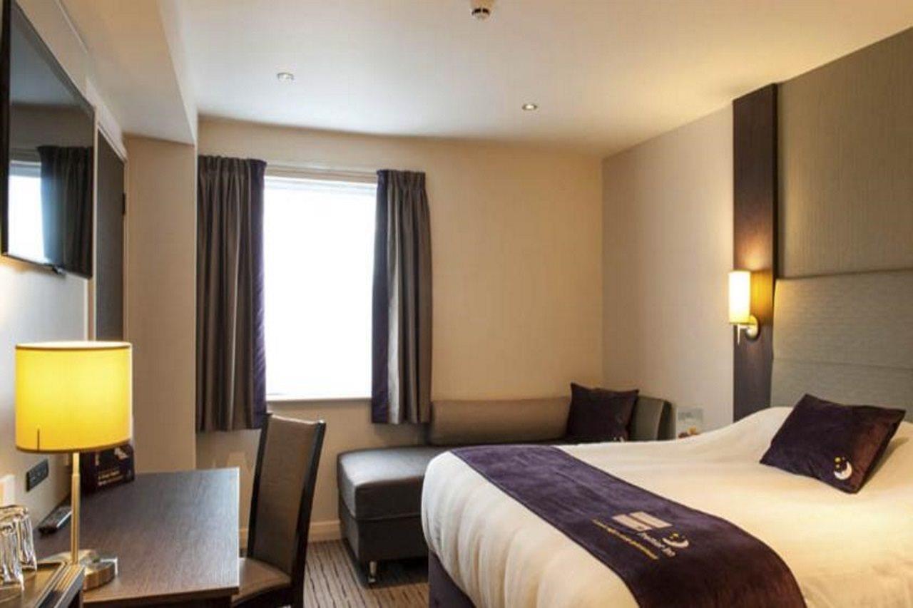 Premier Inn Huddersfield West Экстерьер фото