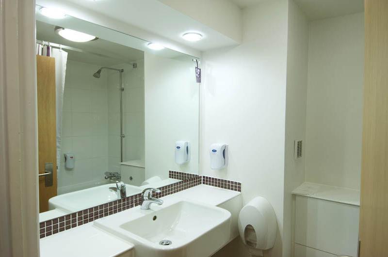 Premier Inn Huddersfield West Экстерьер фото