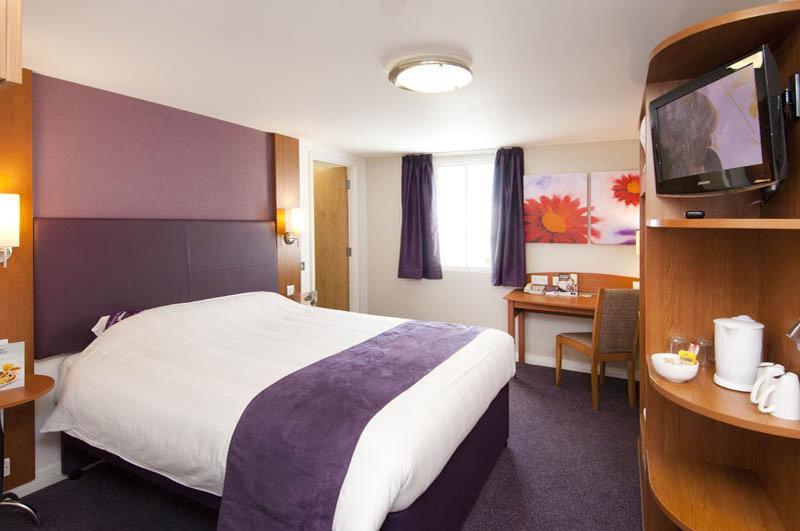 Premier Inn Huddersfield West Экстерьер фото