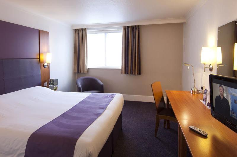 Premier Inn Huddersfield West Экстерьер фото