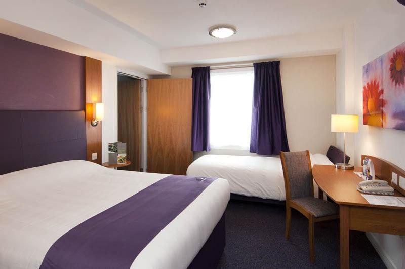 Premier Inn Huddersfield West Экстерьер фото