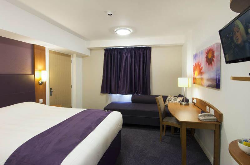 Premier Inn Huddersfield West Экстерьер фото
